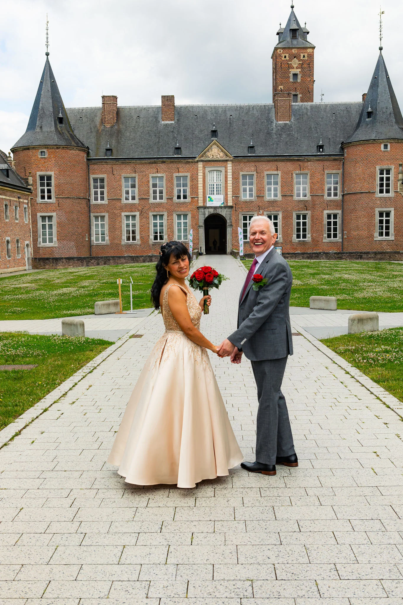 Instant naturel lors de la seance photo d’un mariage, regard sincère et lumière douce