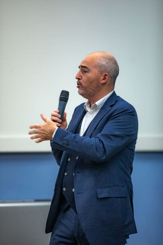 Intervenant prenant la parole lors d’une conférence professionnelle devant un public attentif