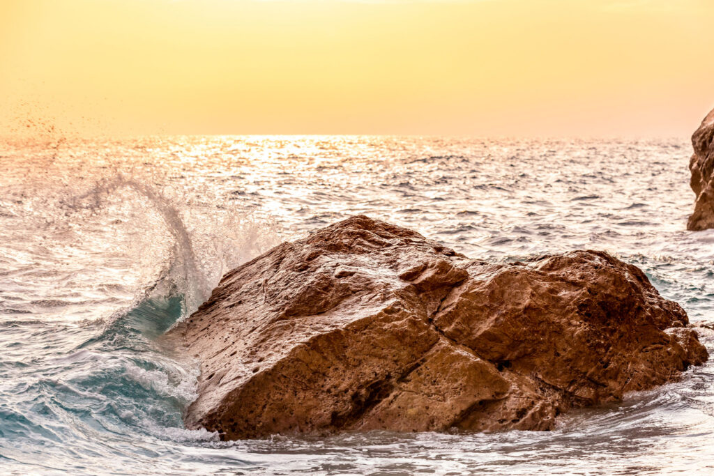 Tirage d'art rochers mer vagues soleil couchant