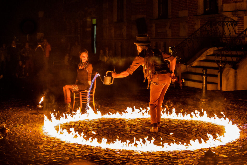 Performance artistique avec feu en extérieur, cercle lumineux et mouvement