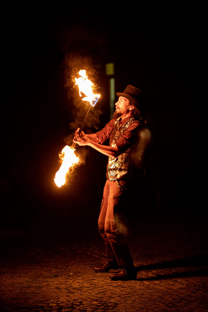 Artiste manipulant le feu lors d’un spectacle public, ambiance dramatique