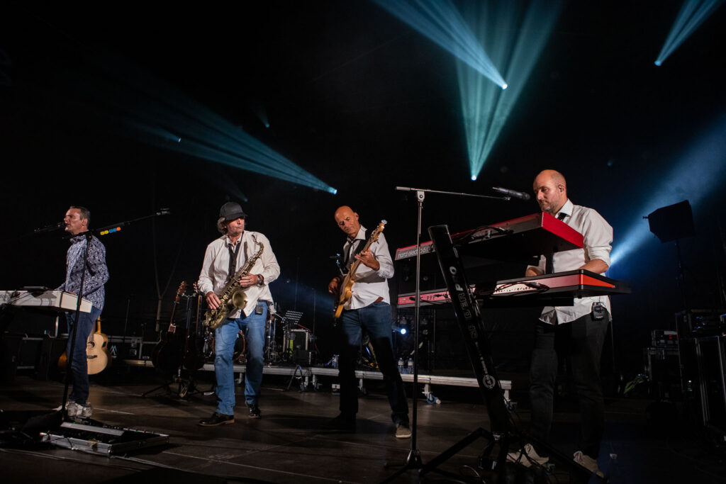 Formation musicale en concert, scène large et interaction entre artistes