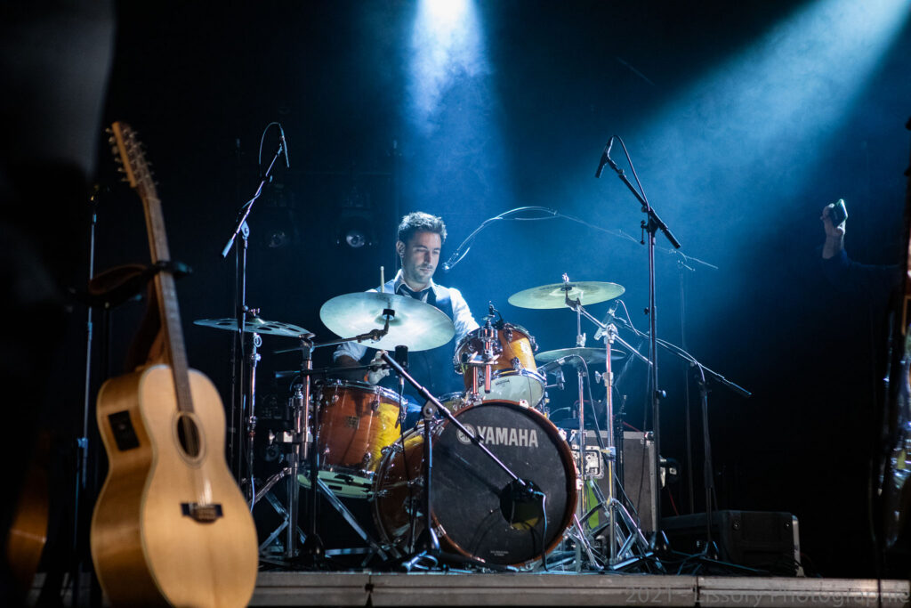 Musicien en concert avec instrument éclairé, atmosphère intimiste