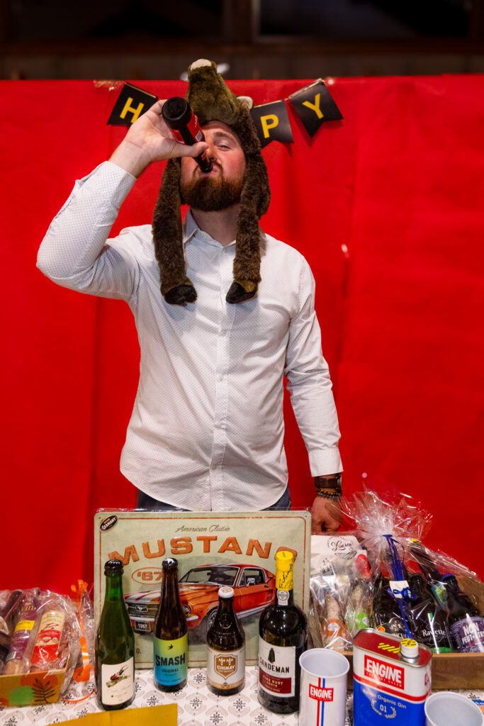 Photographie d’anniversaire privé montrant l'hôte de la soirée s'amusant autour d’une table festive, ambiance conviviale et chaleureuse.