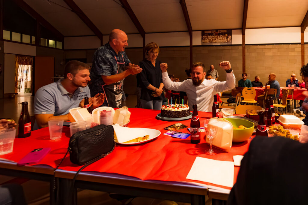 Scène de fête d’anniversaire entre amis autour du gâteau, photographie événementielle capturant la joie collective.