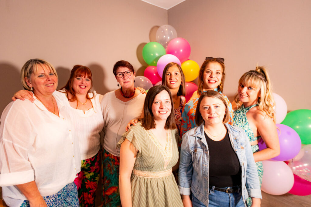 Photo de groupe lors d’un anniversaire privé, souvenirs partagés et ambiance conviviale.