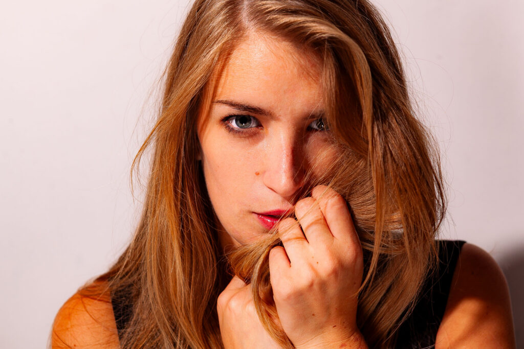 Portrait professionnel expressif avec regard caméra, image de marque claire et assumée