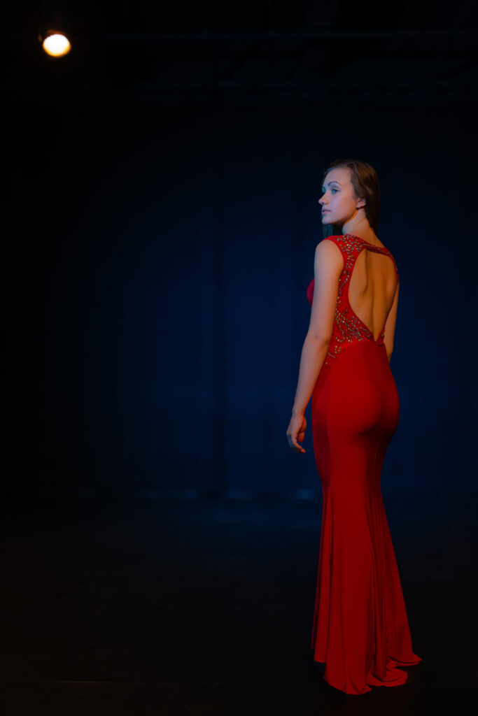 Portrait artistique d’une danseuse professionnelle en studio, posture élégante et expression maîtrisée.