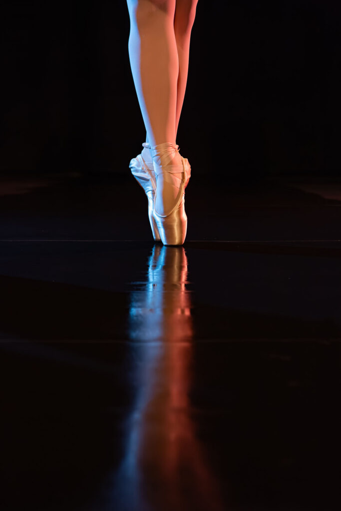 Détail de mouvement en danse contemporaine, photographie sensible et expressive en studio.