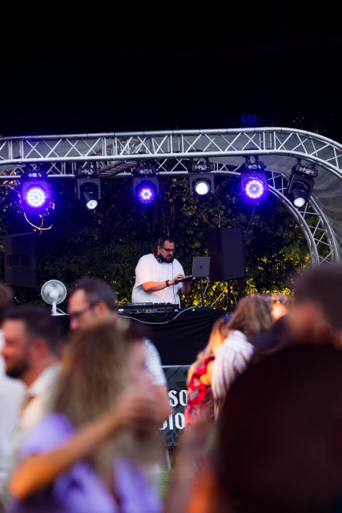 Photographie de fête populaire capturant l’énergie du public et la lumière de scène lors d’un événement estival - Garden privée