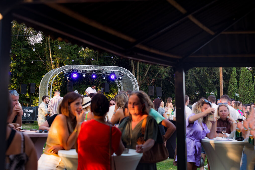 Vue de la scène et du public pendant un concert festif privé, photographie événementielle immersive