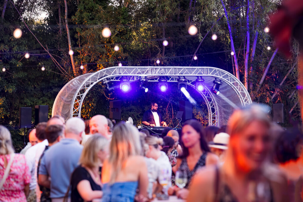 Scène de danse collective en soirée festive privée, image expressive d’un événement convivial et animé.