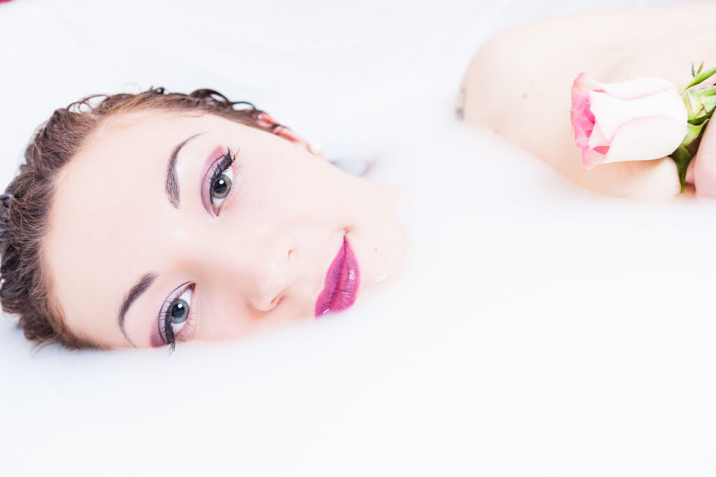 Seance Bain de lait en lumière maîtrisée, regard affirmé et posture confiante