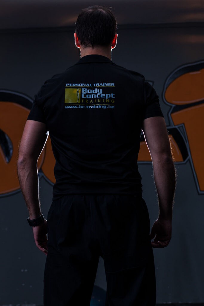 Photographie de branding personnel d’un coach en studio, silhouette affirmée et éclairage contrasté.