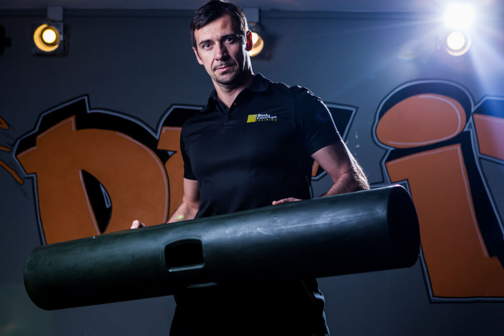 Portrait professionnel avec accessoire sportif, photographie de marque personnelle dynamique et structurée.