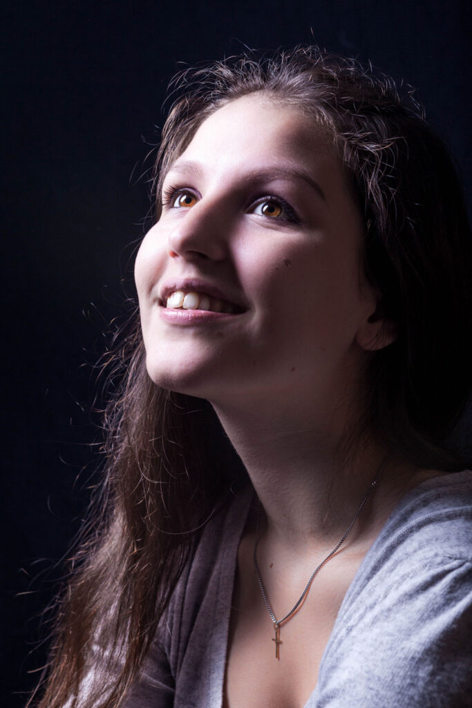 Portrait lifestyle à l’expression naturelle, mettant en avant la personnalité