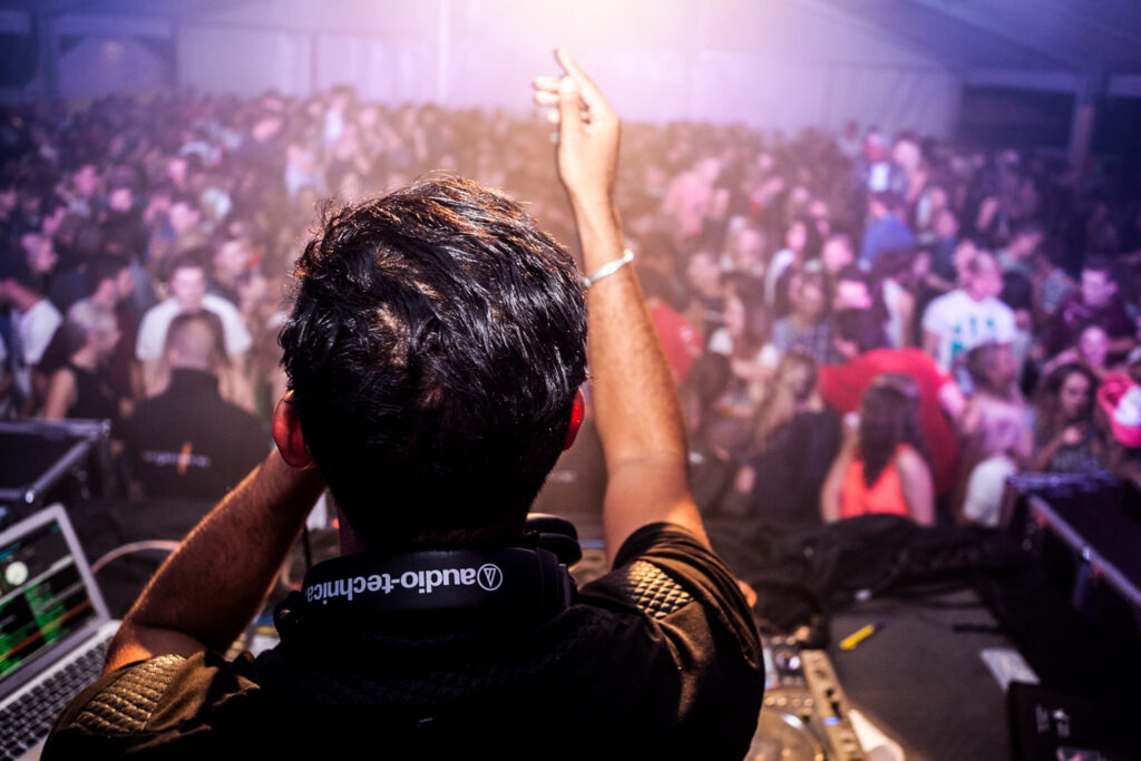 Public en concert vu depuis la scène, interaction entre l’artiste et la foule