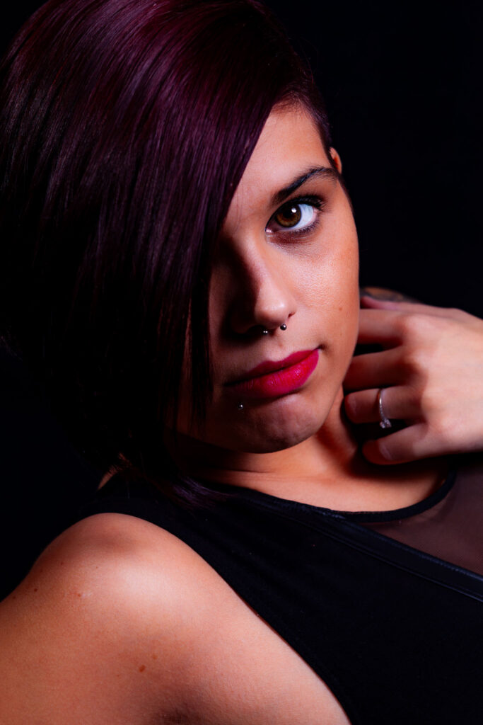 Portrait moderne mettant en valeur la posture et l’expression