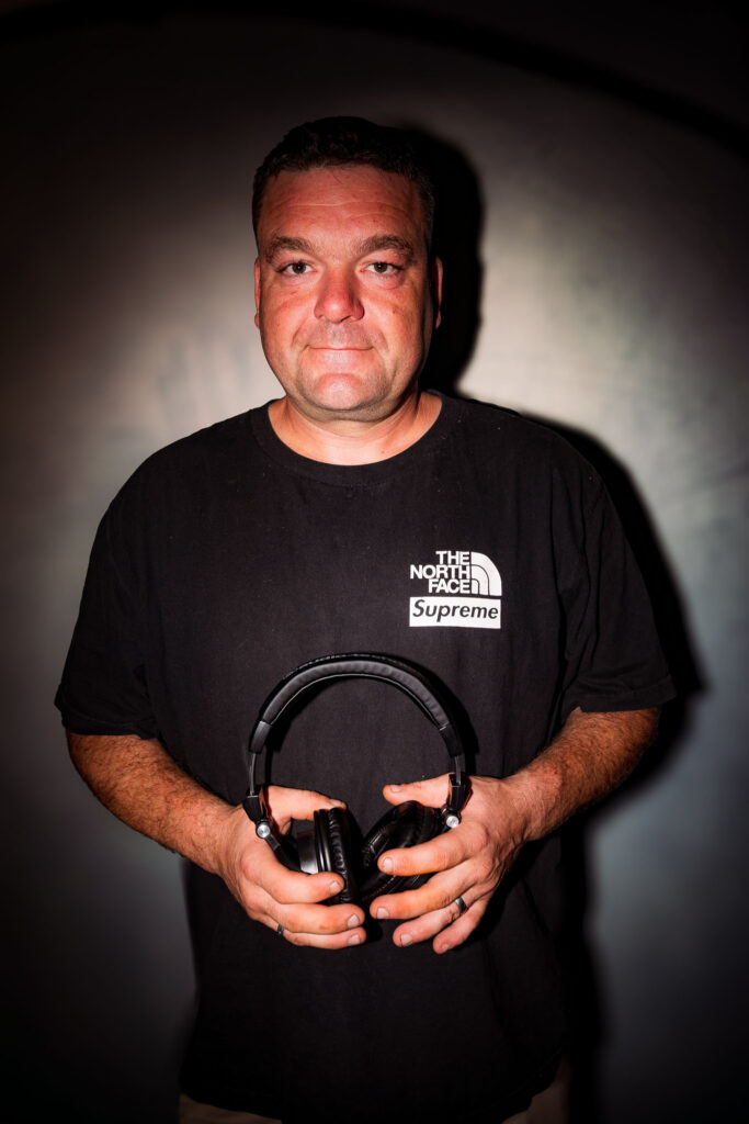 Photographie de branding personnel avec objet métier, portrait pro naturel et crédible.